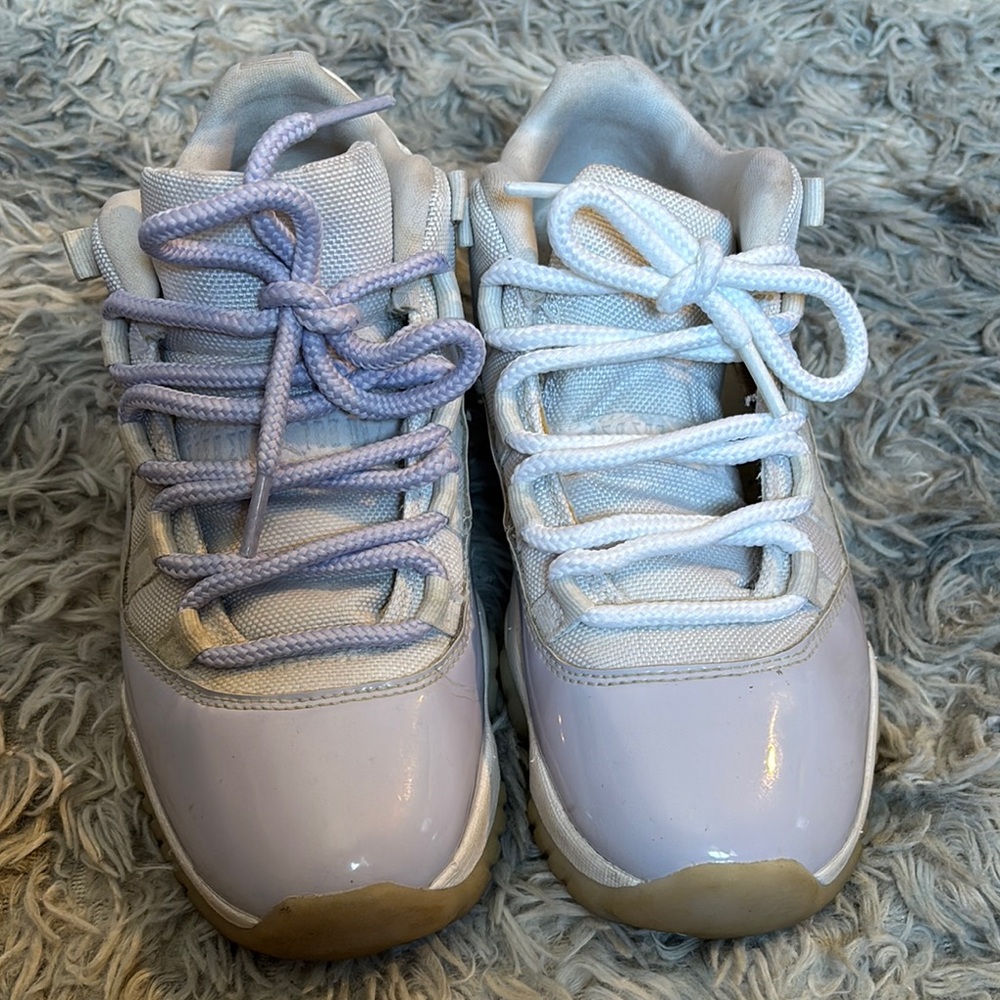 AIR JORDAN 11 LOW WMNS "Pure Violet" Size 8 Women